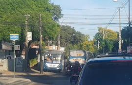 Colectivos sobre la vereda y otras infracciones sobre avenida España, donde esta mañana se generó un caos vehicular.