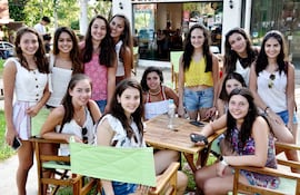 Cálidas reuniones entre amigas en la peatonal de San Bernardino.