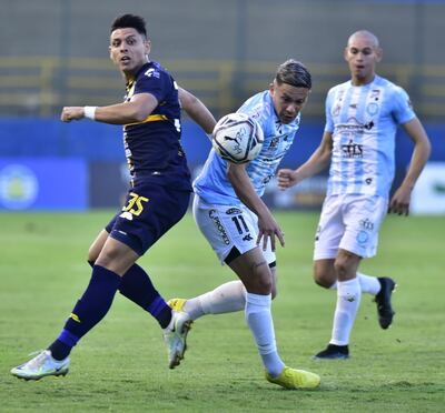 Pedro Delvalle de Trinidense disputa el balón con Milton Maciel de Guaireña, en el Martín Torres.