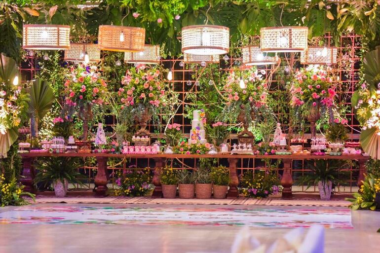 Veranda fue el lugar escogido para la fiesta que estuvo decorada por Roliston Decoraciones, con flores naturales recreando un estilo romántico.