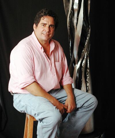 Sebastián Guggiari posa con su obra “Jatopa”, en el año 2006.