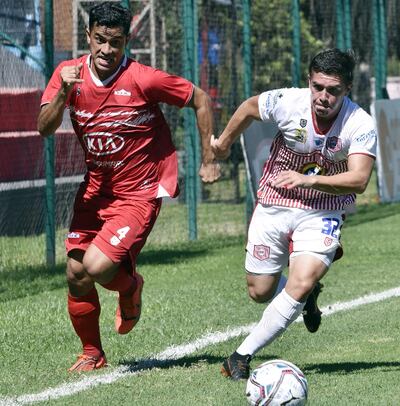 El defensor Iván Paniagua, de Fernando de la Mora, intenta impedir el avance de Renato Aranda.