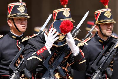 Un miembro de la Guardia Republicana Francesa se ajusta la gorra frente al palacio del Eliseo, en París, Francia.