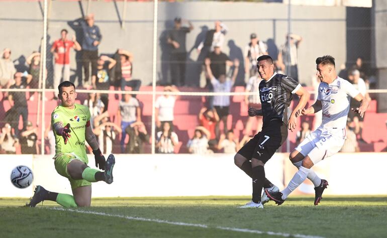 La definición de Tacuara Cardozo en el segundo gol gumarelo sin que Rojas y García lo impidan.