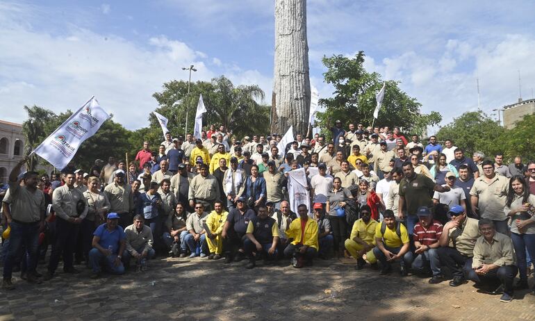 Fotografía grupal de los funcionarios sindicalizados de ANDE, al finalizar la movilización de este miércoles, hacia el medio día.