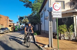 Un ciclista transita en bicicleta por la bicisenda que une el centro de Asunción con el barrio Villa Morra.