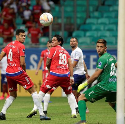 Ricardo Garay, Guillermo Beltrán y Juan Espínola miran el balón pasar tras un ataque de Bahía. Nacional cayó 3-0 de visitante.