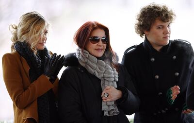 Priscilla Presley (centro) junto a sus nietos Riley y Benjamin Keough, en el año 2010, durante una actividad cerca de Graceland para recordar el 75° aniversario del nacimiento de Elvis Presley.