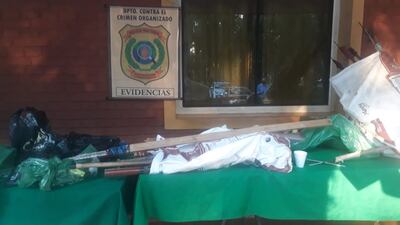 Las evidencias como armas blanca incautadas por la comitiva fisca-policial.