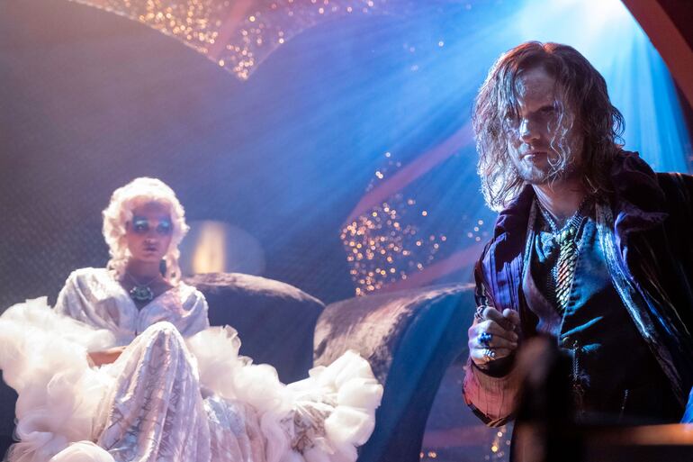 Tom Felton como el Gran Guiñol e Indya Moore como Peggy Drood.