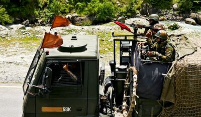 Miembros de las Fuerzas Armadas de India patrullan la frontera de su país con la China Continental, cercana a la zona donde se produjeron enfrentamientos graves.