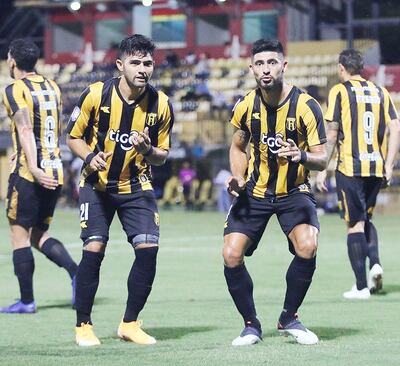 Los goleadores del triunfo de Guaraní, Antonio Marín y a su izquierda José Florentín, autor del primer ante frente al 12 de Octubre.