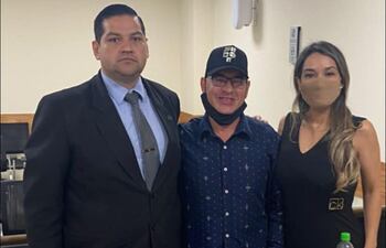 Virgilio Benítez González (centro) junto con los defensores públicos Rodrigo Cuevas y Marcia Arrúa.