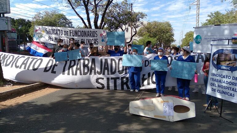 Los trabajadores de la Salud advirtieron que van a cerrar Mariscal López todos los días, hasta que se cumplan con las promesas.