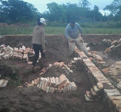 La joven universitaria Magali Giménez trabaja con su padre en la construcción de una casa en un barrio de Santani
