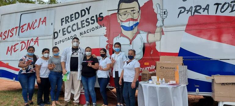 El político mando plotear un bus para realizar asistencia que deberían ser garantizadas desde el Estado.