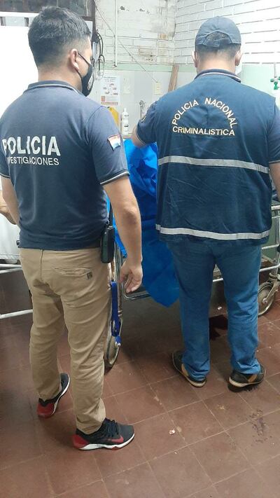 Autoridades inspeccionan el cuerpo del fallecido.