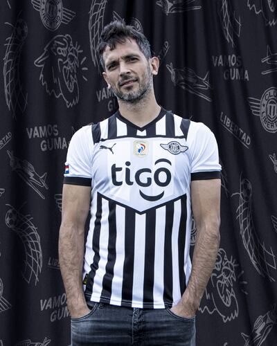 Roque Santa Cruz, posando con la nueva indumentaria oficial.