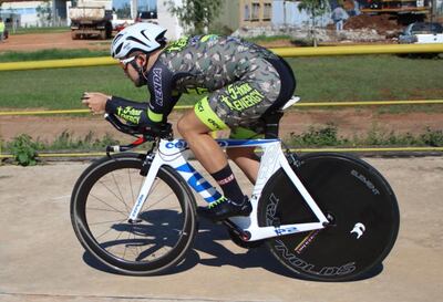 Elías Escobar entrenando. El costo del hisopado hace, por ahora, “inviable” el regreso de las competencias ciclísticas.