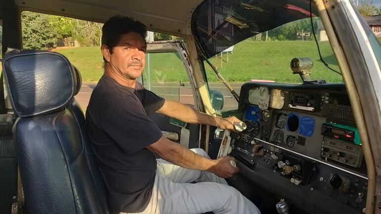 Juan Villalba, a bordo del "avión" que construyó sobre la estructura de un automóvil, con el que ofrecía paseos turísticos. El vehículo fue incautado y el conductor, con una orden de captura pendiente por exposición al peligro en el transito terrestre, está prófugo.