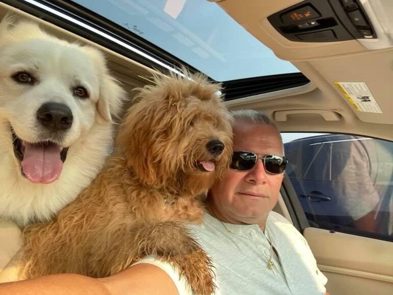 Roberto Aveiro con sus preciadas mascotas.