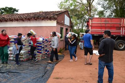 Entrega de kits de productos alimenticios