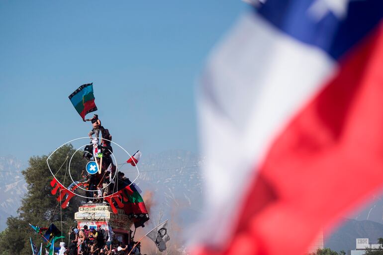 Manifestantes protestan el pasado domingo en la Plaza de Italia de Santiago, durante el primer aniversario de las protestas que sacudieron todo Chile.
