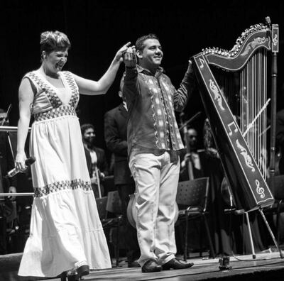 La cantante Cristina Bitiusca y el arpista Alcides Ovelar durante uno de los conciertos de Eurolatin.