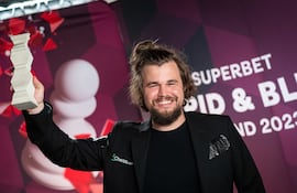 Magnus Carlsen y su trofeo de vencedor en Varsovia 2023 (Foto, Lennart Ootes Grand Chess Tour).