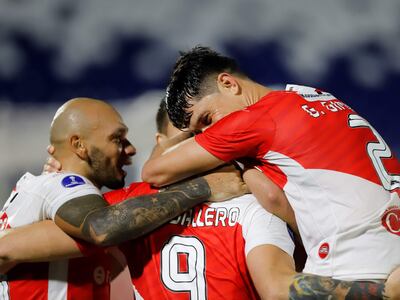 CDA101. ASUNCIÓN (PARAGUAY), 18/05/2021.- Luis Caballero (c) de River Plate celebra un gol hoy, en un partido de la Copa Sudamericana entre River Plate y Peñarol en el estadio Defensores del Chaco en Asunción (Paraguay). EFE/Nathalia Aguilar
