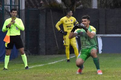 El golero del 1° de Marzo pilarense, Mario Quintana, celebra luego de parar uno de los tres penales  ayer, en la tanda  frente a Nacional. APF