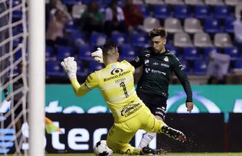Antony Silva, arquero del Puebla, disputa el balón con Facundo Gorriarán de Santos Laguna.