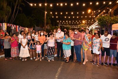 Un grupo de vecinos de la calle Tte. Primero Riquelme, junto al intendente de Capiatá, Luis Fernando González, inauguran el paseo de luces.