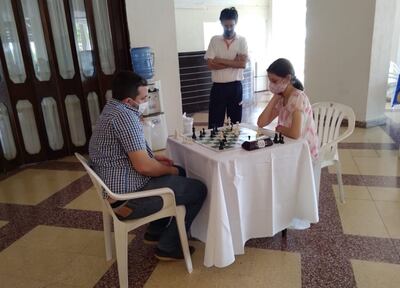 Bachmann en partida contra la precoz ajedrecista Helen Montiel.