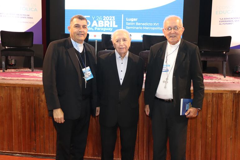 Mons. Gabriel Escobar; Padreo Jesús Montero y Mons. Edmundo Valenzuela.