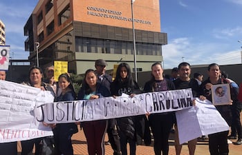 Los familiares de Carolina Mareco cuando se movilizaron frente al Palacio de Justicia de Ciudad del Este.