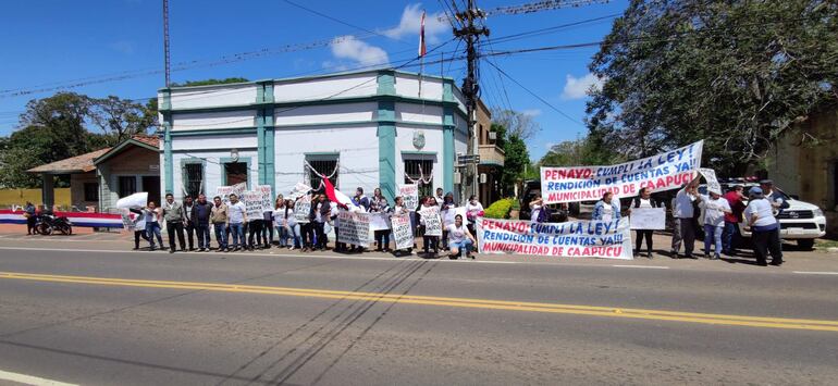 Los que se manifestaron a pedir transparencia e intervención de la Municipalidad de Caapucú fueron denunciados.