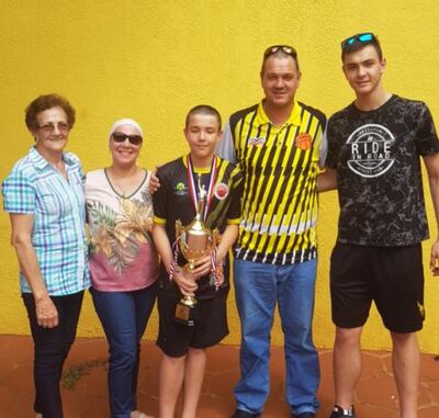 Tischler y su familia. Sus hijos Pablo y Nicolás, U13 y U21 de los “colonos”.