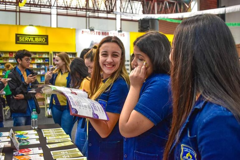 La Libroferia se convierte también en un espacio propicio para el encuentro, y el disfrute de compartir la alegría y el conocimiento.