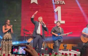Mario Abdo Benítez canta en la cena de recaudación de Fuerza Republicana.