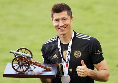Robert Lewandowski, 32 años, con el trofeo de máximo artillero.