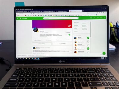 Vista de la conversación del político estadounidense perteneciente al partido Republicano, Red Cruz mediante la red social Parler en San Francisco, California, Estados Unidos. Se hace llamar la red social "de la libertad de expresión" y promete no censurar y respetar la privacidad: Parler se ha alzado como el ojito derecho de los conservadores en EE.UU., que ven en ella la alternativa que tanto desean a las "sesgadas" Twitter y Facebook.