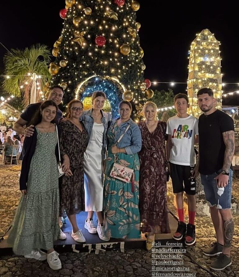 Nadia Ferreira rodeada de sus familiares y amigos, en la previa navideña. (Captura de la historia de Instagram de Nadia Ferreira)