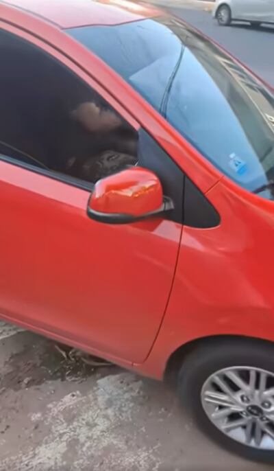 Vehículo de mujer que estacionó de mala manera, y además estaba hablando vía teléfono celular. (captura de video).