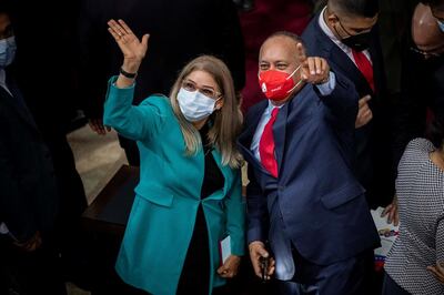 La primera dama de Venezuela, Cilia Flores, y el líder chavista Diosdado Cabello asisten a la posesión de la nueva bancada de la Asamblea Nacional, hoy en Caracas (Venezuela). El Parlamento, de mayoría opositora y presidido por Juan Guaidó, traspasa poderes a la nueva bancada elegida de mayoría chavista.