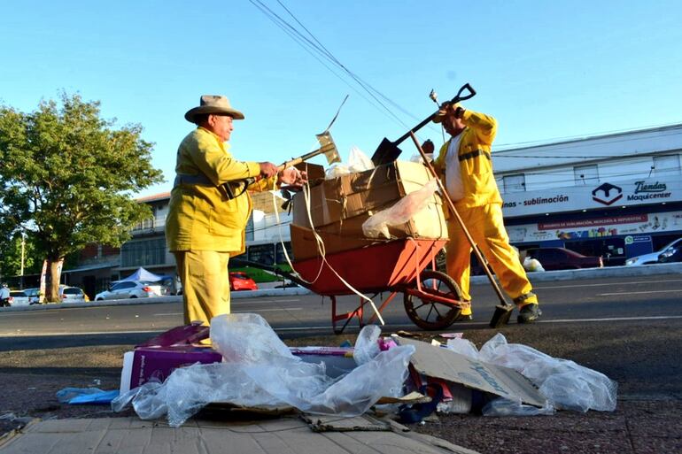 Cajas, bolsas y hasta papel de regalo es lo que finalmente fue dejado abandonado en las calles.