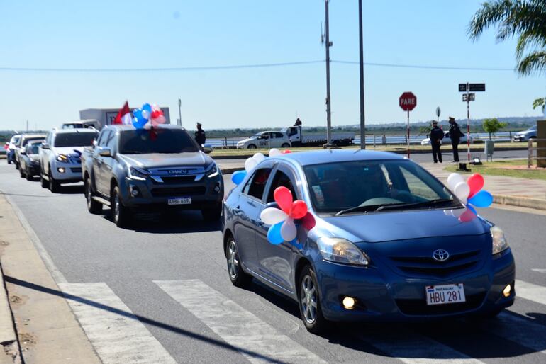A las 10:00 empezó la caravana con más de 350 vehículos, que marcharon hasta Herrera y Brasil.