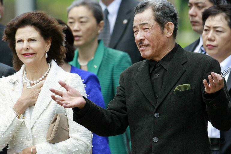 Issey Miyake y la reina de Suecia, Silvia, en Tokio. 