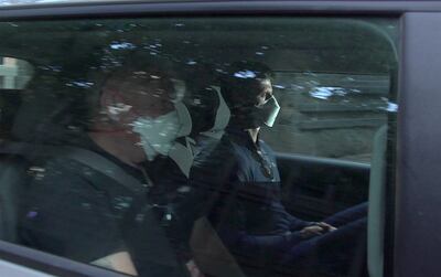 Esta captura de video muestra al tenista serbio Novak Djokovic (derecha), con tapabocas, en Australia.