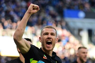 El delantero bosnio Edin Dzeko celebra su gol para el Inter de Milán, que mete presión al AC Milan.